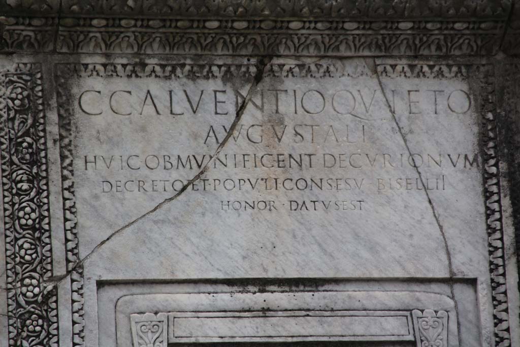 HGW20 Pompeii. April 2014. Looking towards east side of marble altar with inscription.
Photo courtesy of Klaus Heese.