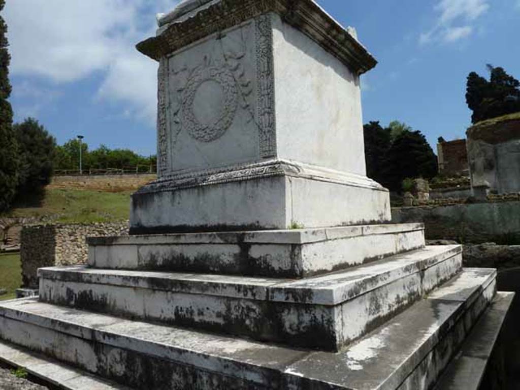 HGW20 Pompeii. May 2010. West and south sides of marble altar.