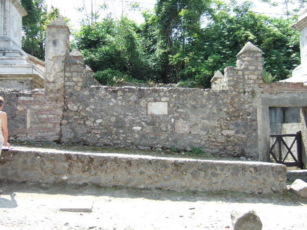 HGW21 Pompeii. May 2006. Looking west towards front of tomb.