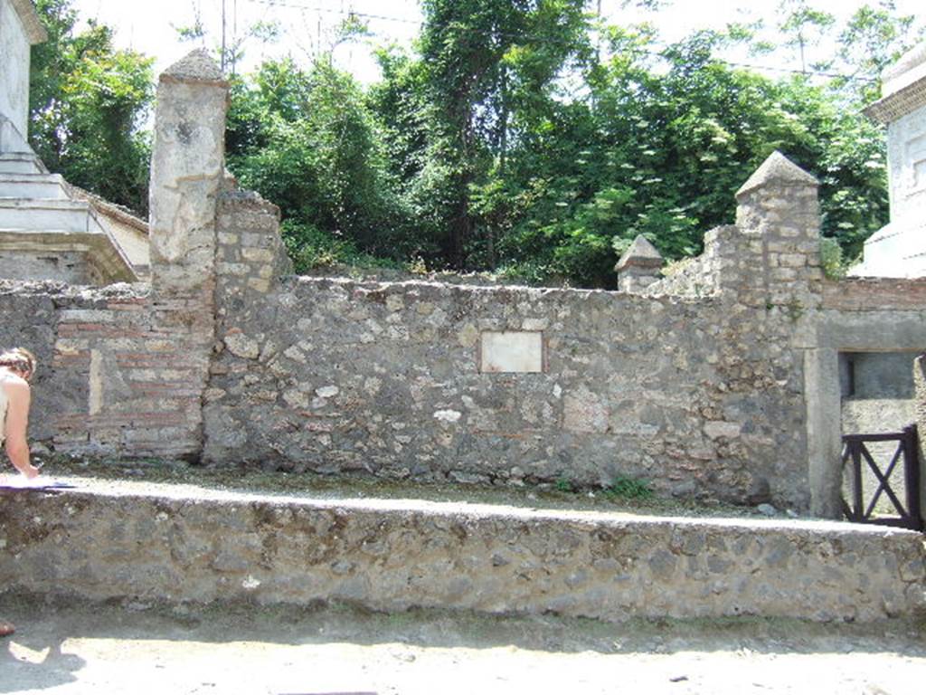 HGW21 Pompeii. May 2006. Front of wall tomb.