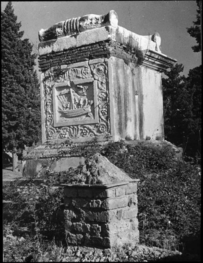 HGW22 Pompeii. Photo by Nash, Fototeca Unione Roma. Looking towards ship on north side of tomb and west (rear) side. Used with the permission of the Institute of Archaeology, University of Oxford. File name instarchbx202im076. Source ID. 44537.
