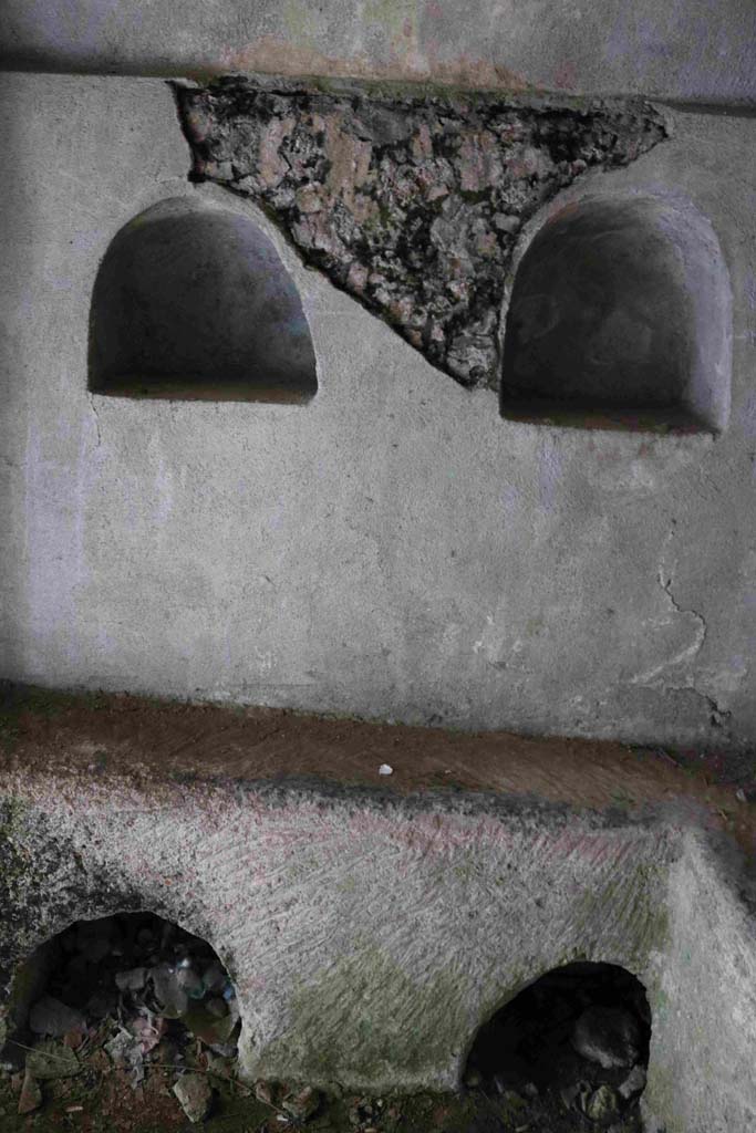 HGW22 Pompeii. September 2019.
North wall, detail of two upper niches, shelf and two lower recesses. Photo courtesy of Aude Durand.