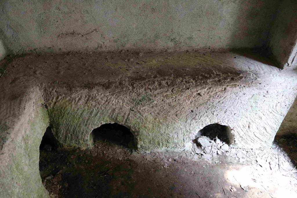 HGW22 Pompeii. September 2019. Lower south wall with shelf and recesses. Photo courtesy of Aude Durand.