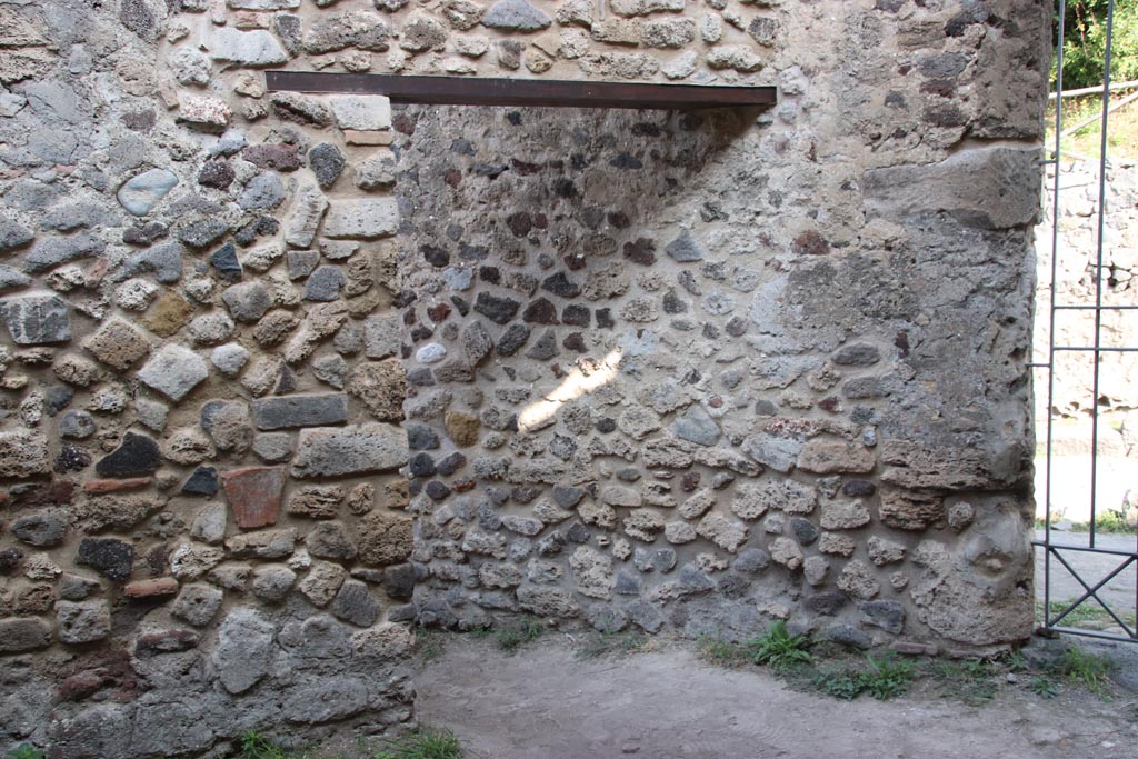 HGW25 Pompeii. Part of Villa of Diomedes. October 2023.
Doorway in north-east corner leading into the rooms used by the servants. Photo courtesy of Klaus Heese.