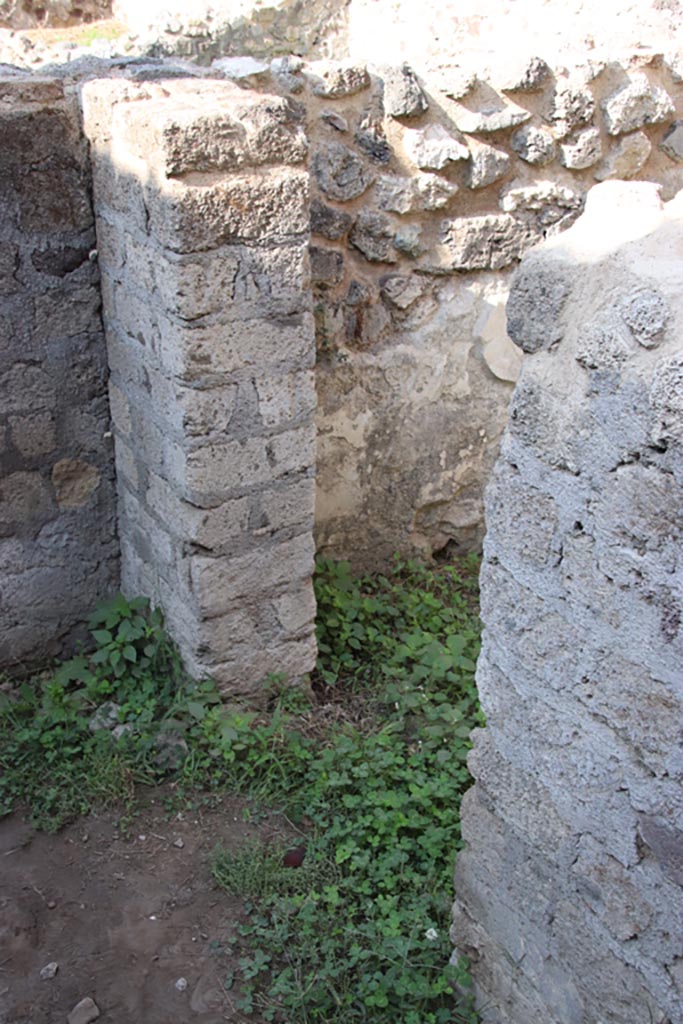 HGW25 Pompeii. Part of Villa of Diomedes. October 2023.
Doorway into room 7,5 on north side of corridor 7,4. Photo courtesy of Klaus Heese.