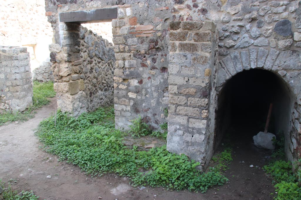 HGW25 Pompeii. Part of Villa of Diomedes. October 2023.
East end of room 7,6 with doorway to room 7,7 and arched entrance to cellar. Photo courtesy of Klaus Heese.