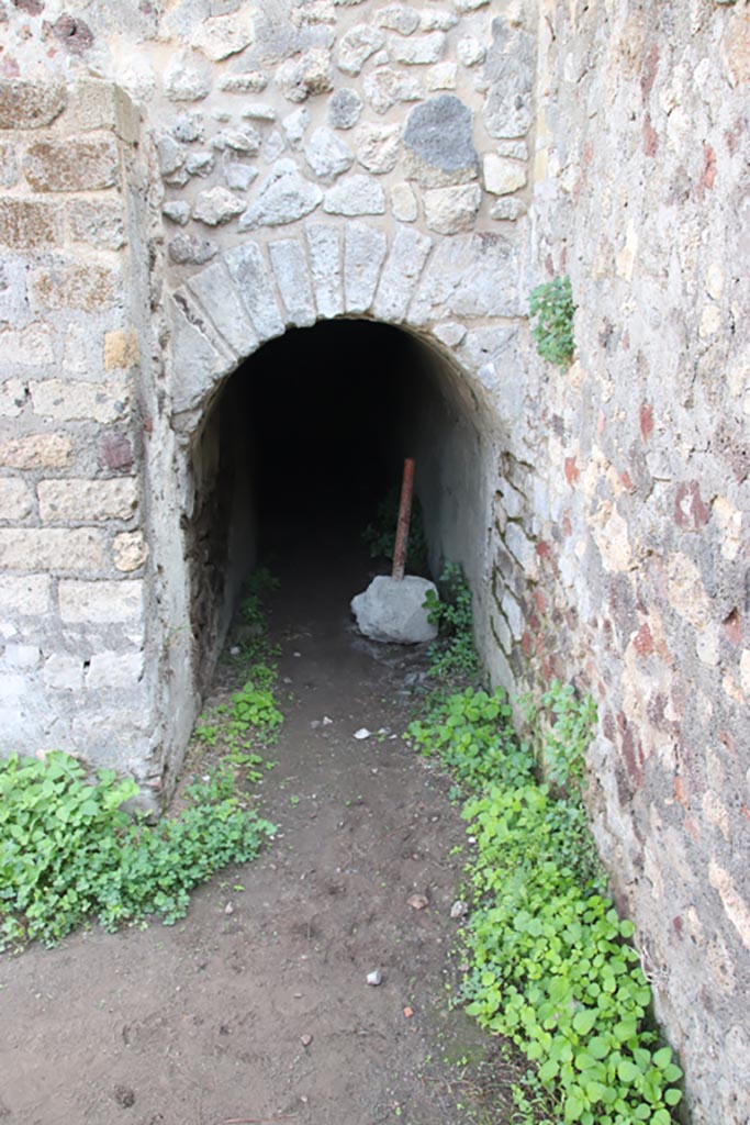 HGW25 Pompeii. Part of Villa of Diomedes. October 2023.
Arched entrance to cellar. Photo courtesy of Klaus Heese.