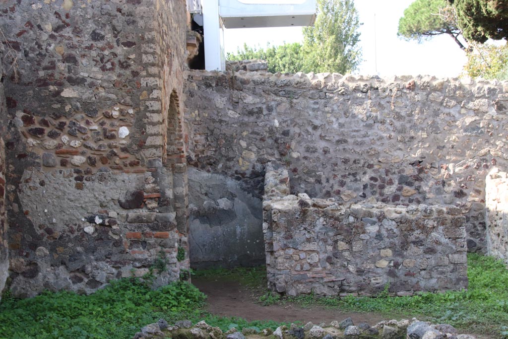 HGW25 Pompeii. Part of Villa of Diomedes. October 2023.
West end of room 7,6, with doorway into room 7,8 on left, and 7,9 on right. Photo courtesy of Klaus Heese.