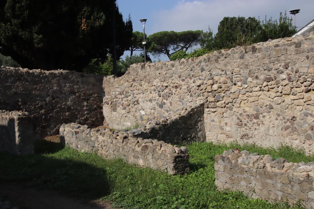 HGW25 Pompeii. Part of Villa of Diomedes. October 2023.
Room 7,6 looking towards north-west corner, with rooms 7,10 with 7,11 on left and doorway to room 7.12, on right. Photo courtesy of Klaus Heese.