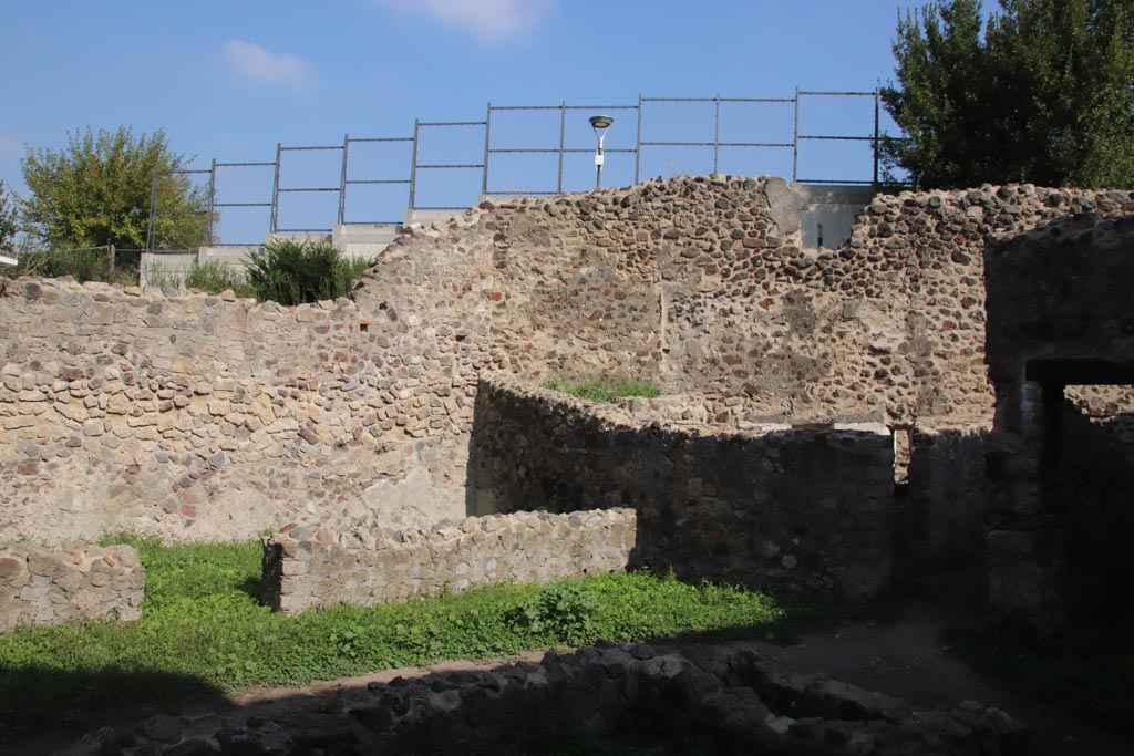 HGW25 Pompeii. Part of Villa of Diomedes. October 2023.
North-east corner of room 7,6, with 7,12 on left, and 7,5 on right. Photo courtesy of Klaus Heese.