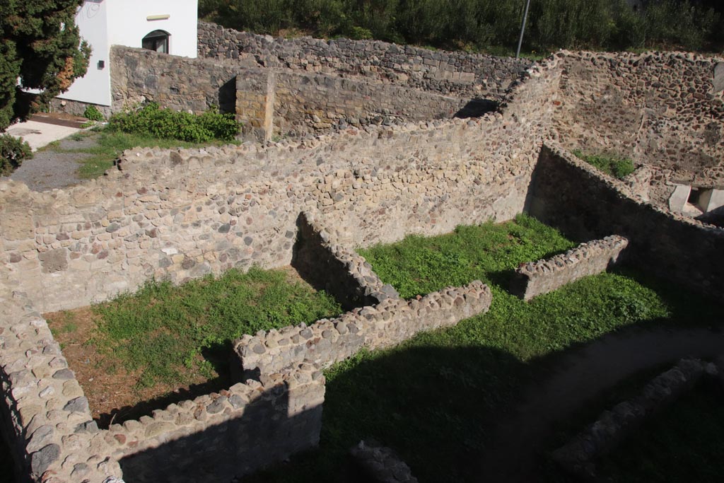 HGW24 Pompeii. Villa of Diomedes. October 2023.
Looking north-east from upper terrace towards room 7,10 on left, 7,11 in centre, and 7,12 centre right. Photo courtesy of Klaus Heese.
