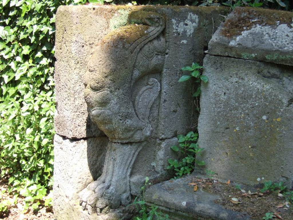 NGH Pompeii. May 2006. Schola tomb end with lion's paw.