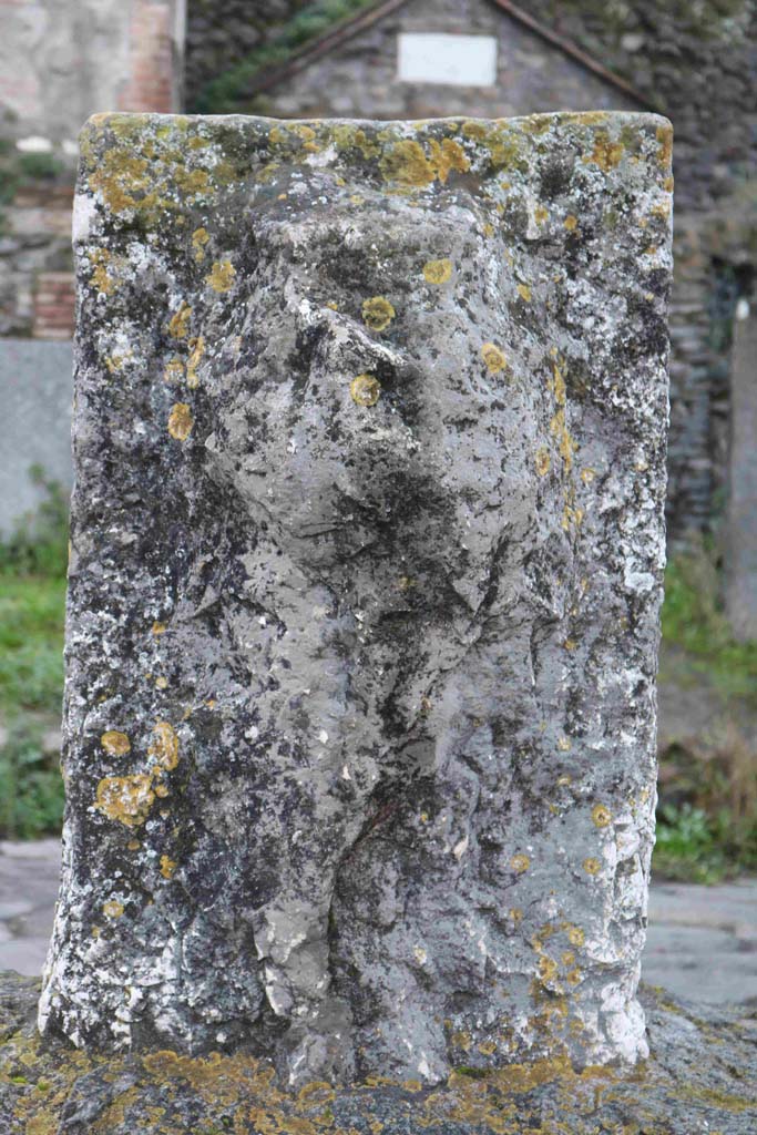 Pompeii Porta di Nocera. December 2018.
Cippus of Titus Suedius Clemens, north (rear) side, looking south. Photo courtesy of Aude Durand.