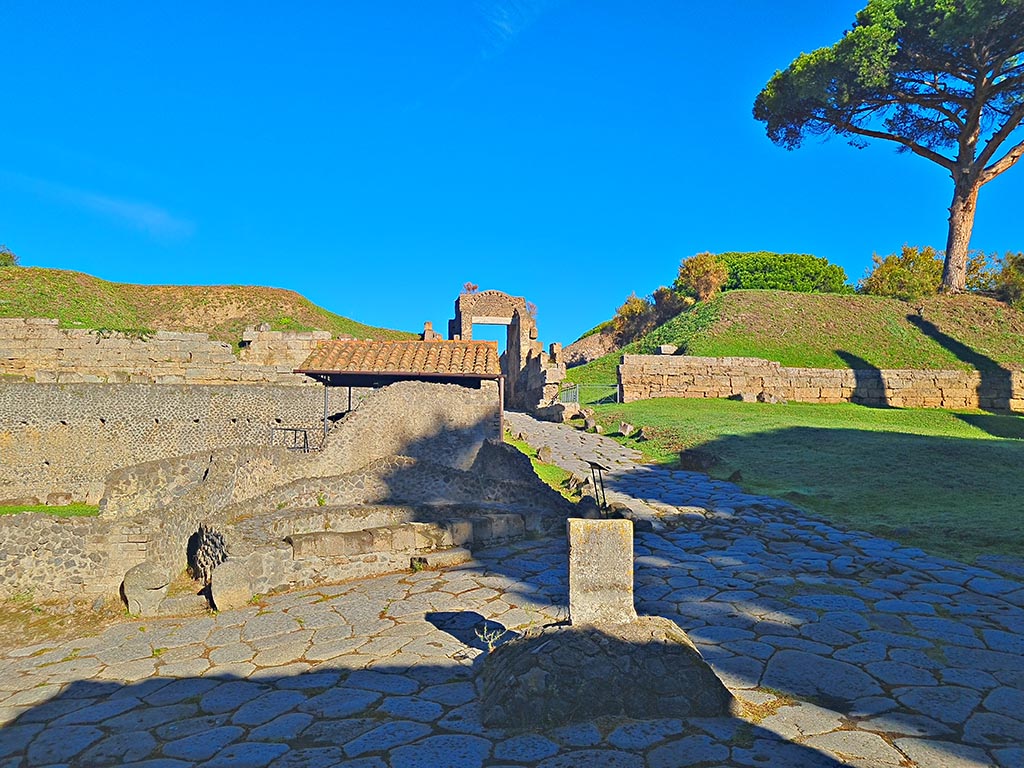 Pompeii Porta di Nocera. October 2024.
Looking north to Cippus of Titus Suedius Clemens and Porta Nocera. Photo courtesy of Giuseppe Ciaramella.