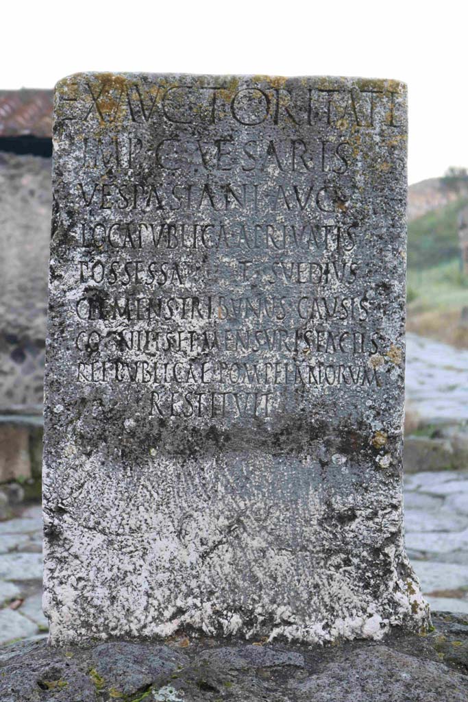 Pompeii Porta di Nocera. December 2018.
Cippus of Titus Suedius Clemens, south side, looking north. Photo courtesy of Aude Durand.