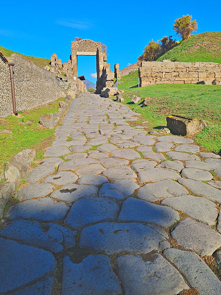 Pompeii Porta Nocera. October 2024.
Looking north towards Porta Nocera, from the cippus on Via delle Tombe. Photo courtesy of Giuseppe Ciaramella.