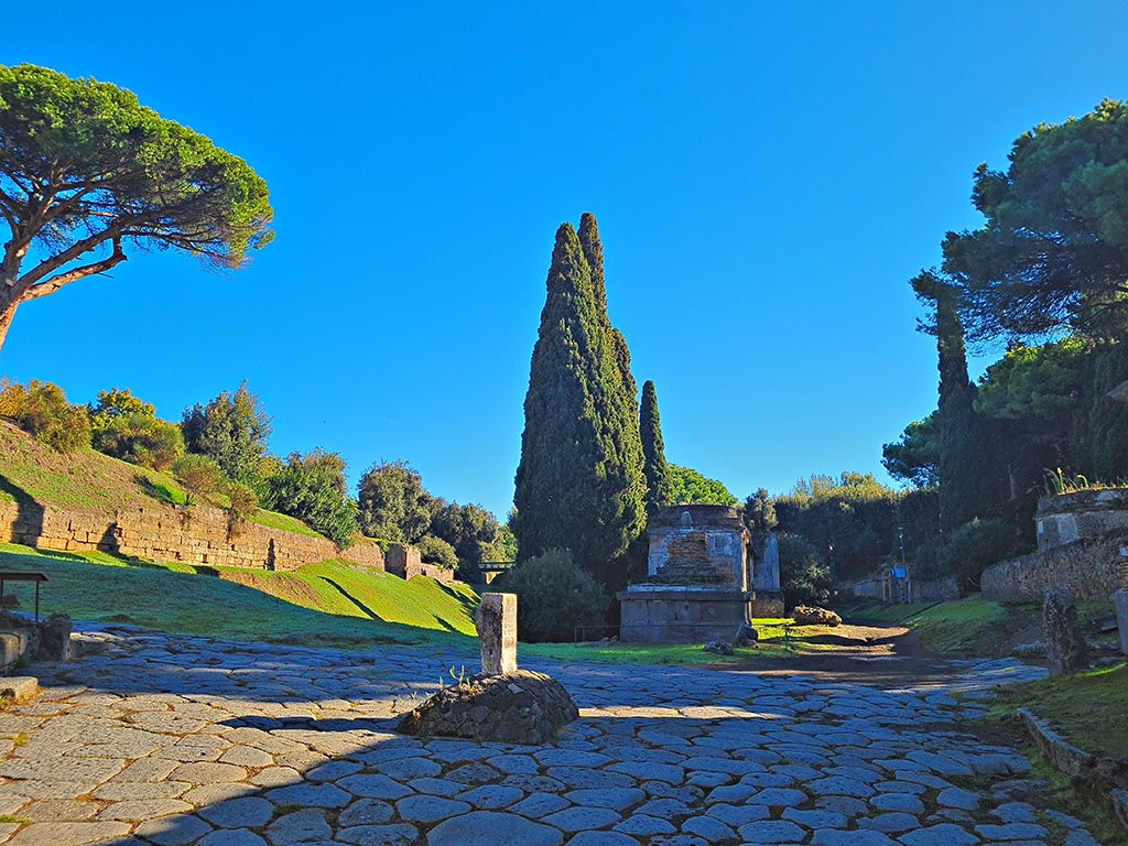 Pompeii Porta Nocera. October 2024.
Looking east from Cippus towards City Walls, and Tombs on north-east and south-east side of Via delle Tombe.
Photo courtesy of Giuseppe Ciaramella.