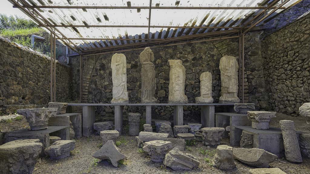 Pompeii Porta Nocera. August 2021. Display area for items found in and near the tombs.
This is located on the south side of the Via delle Tombe between tombs OS and ES. Photo courtesy of Robert Hanson.
