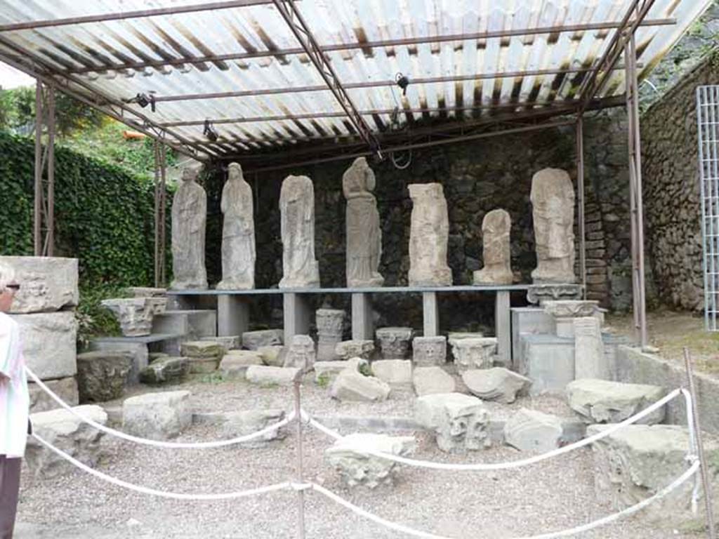 Pompeii Porta Nocera. May 2010. Display area for items found in and near the tombs.
This is located on the south side of the Via delle Tombe between tombs OS and ES.
