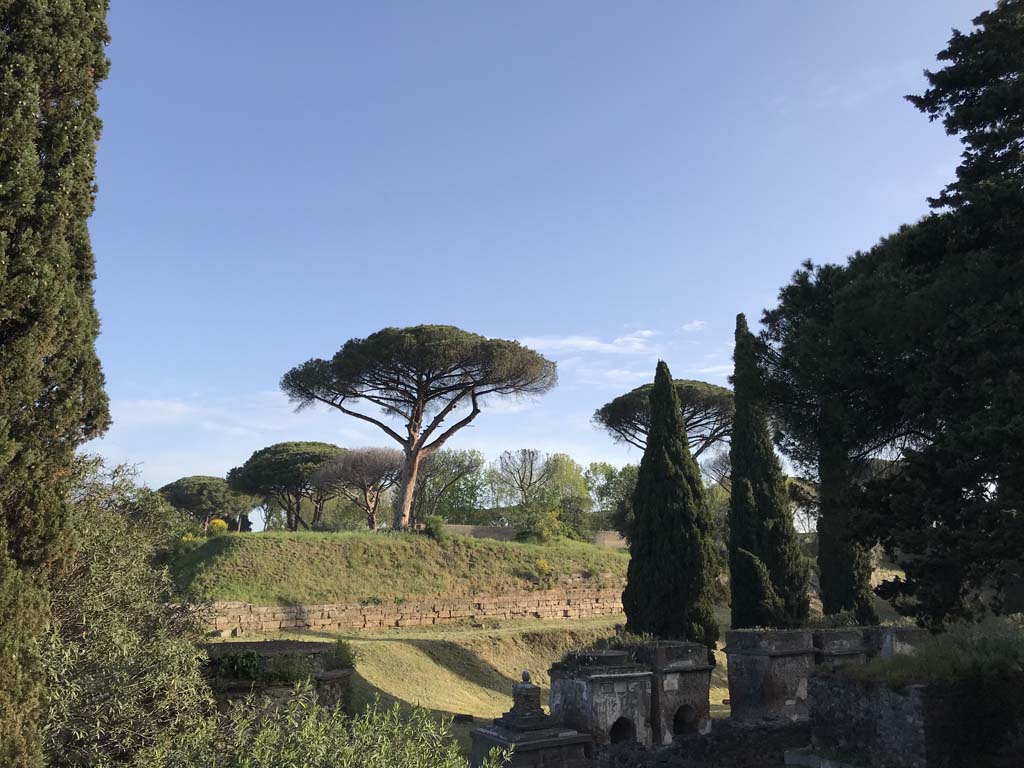 Pompeii Porta Nocera. April 2019.
Looking towards north-east side of Nocera Gate, with tombs 2EN, 4EN, 6EN, 8EN, visible on lower right.
Photo courtesy of Rick Bauer.