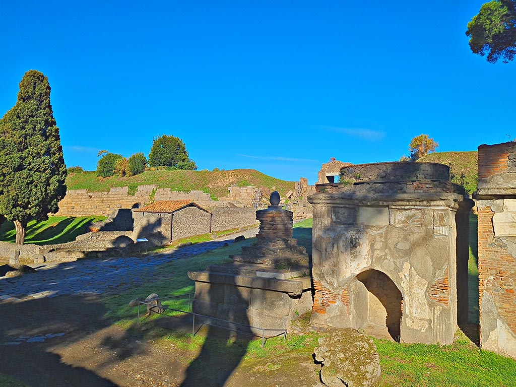 Pompeii Porta Nocera. October 2024.
Looking north-west towards tombs 2EN and 4EN on north side of Via delle Tombe, on east side of Porta Nocera.
Photo courtesy of Giuseppe Ciaramella.