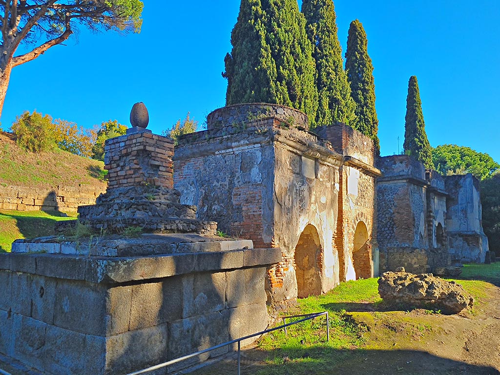 Pompeii Porta Nocera. October 2024.
Tombs 2EN, 4EN, 6EN and 8EN, looking east on north side of Via delle Tombe. Photo courtesy of Giuseppe Ciaramella.