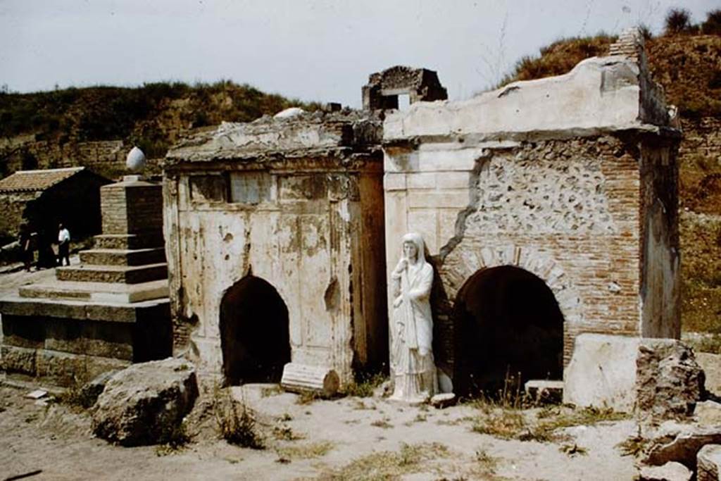Pompeii Porta Nocera. Via delle Tombe, looking north to 2EN, 4EN, and 6EN. 1959. Photo by Stanley A. Jashemski.
Source: The Wilhelmina and Stanley A. Jashemski archive in the University of Maryland Library, Special Collections (See collection page) and made available under the Creative Commons Attribution-Non Commercial License v.4. See Licence and use details.
J59f0467