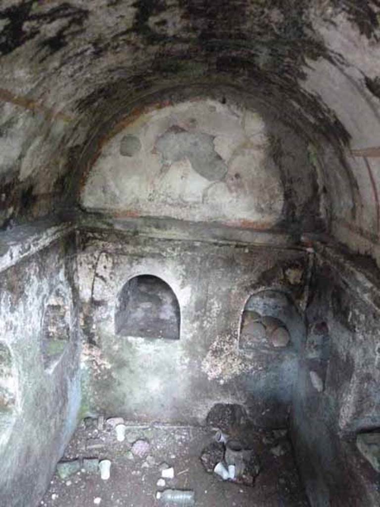 Pompeii Porta Nocera. May 2010. Tomb 2EN, south wall of interior.
On the upper inside rear wall was a painting of a hunt scene with a youth with a spear attacking a boar.
The youth’s head and legs are just visible (on the left) as well as the head and front of the boar (on the right).