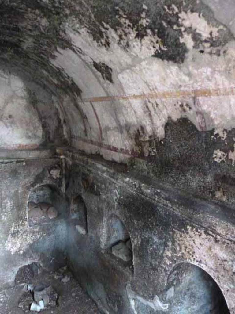 Pompeii Porta Nocera. May 2010. Tomb 2EN, west wall of interior.