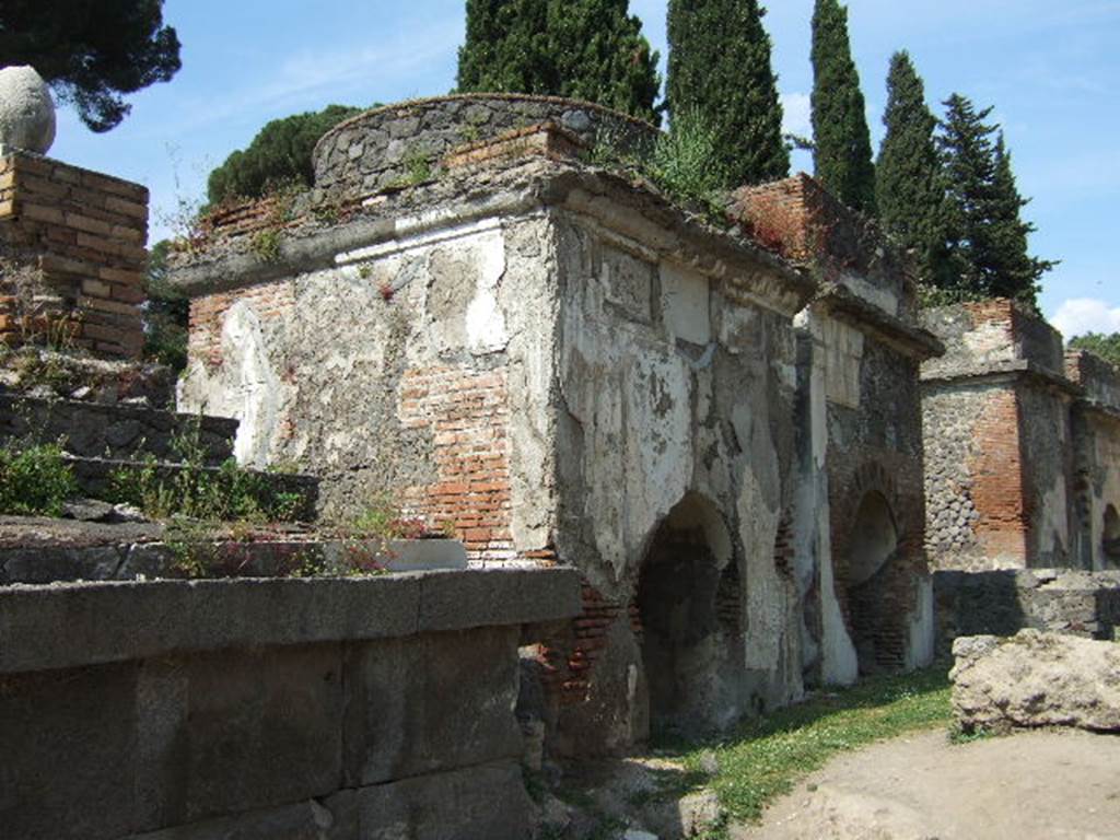 Pompeii Porta Nocera. May 2006.
Tombs 2EN, 4EN, 6EN, 8EN, 10EN, and 12EN on Via delle Tombe, looking east.