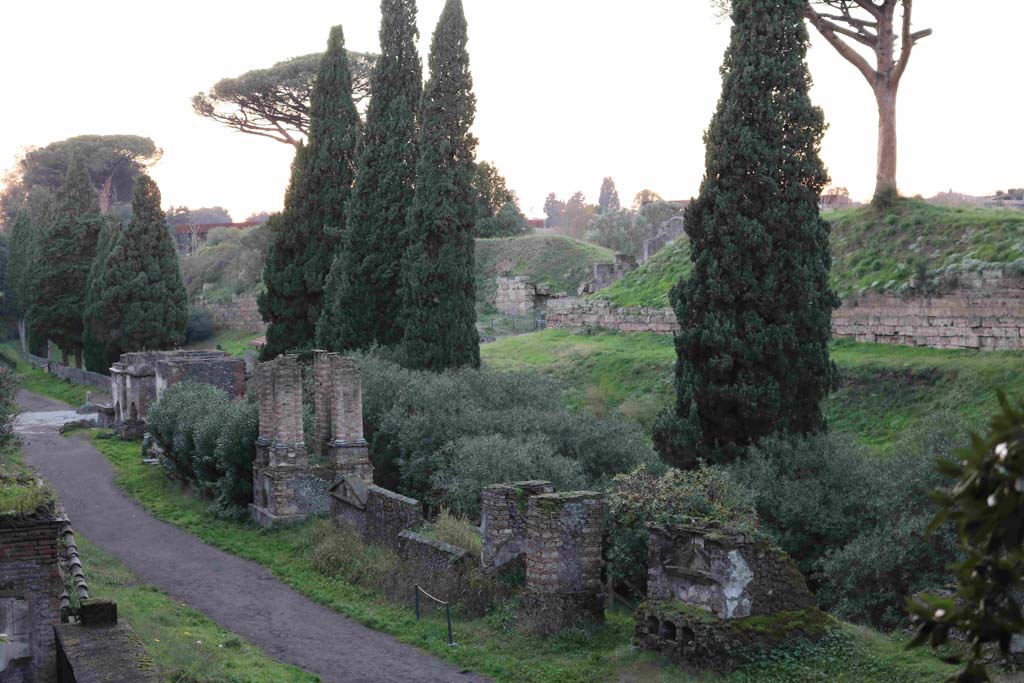 Pompeii Porta Nocera December 2018. Looking north-west along Via delle Tombe. Photo courtesy of Aude Durand.