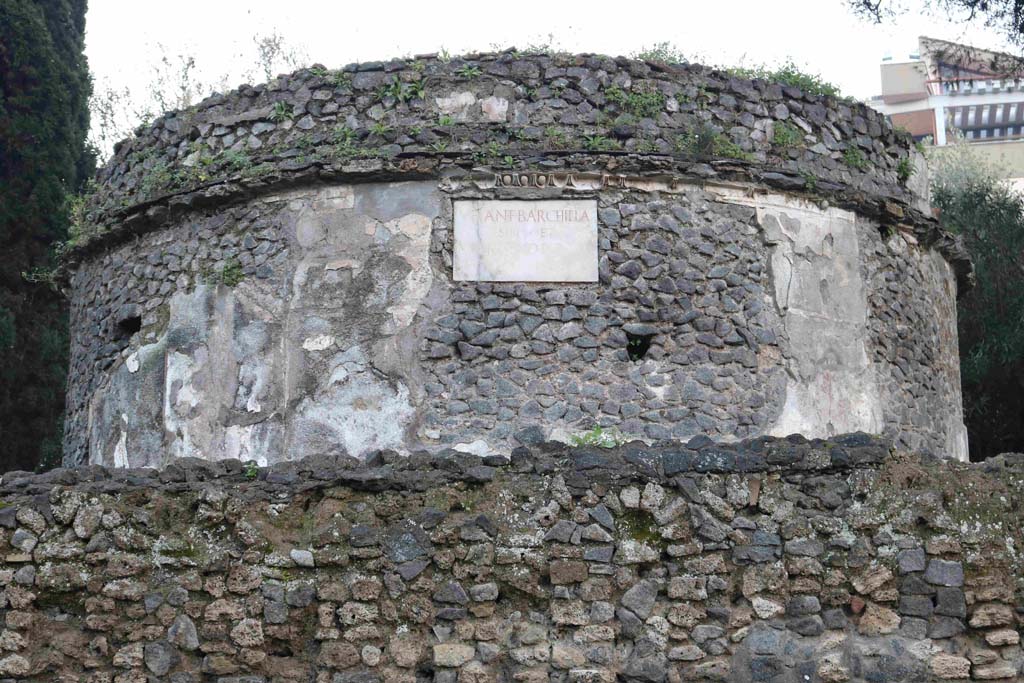 Pompeii Porta Nocera. December 2018. Tomb 3ES, looking south. Photo courtesy of Aude Durand.