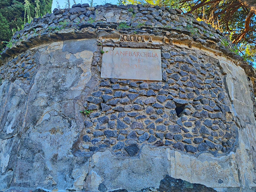 Pompeii Porta Nocera. October 2024.
Tomb 3ES, north side with white marble plaque, with decorative stucco above. Photo courtesy of Giuseppe Ciaramella.