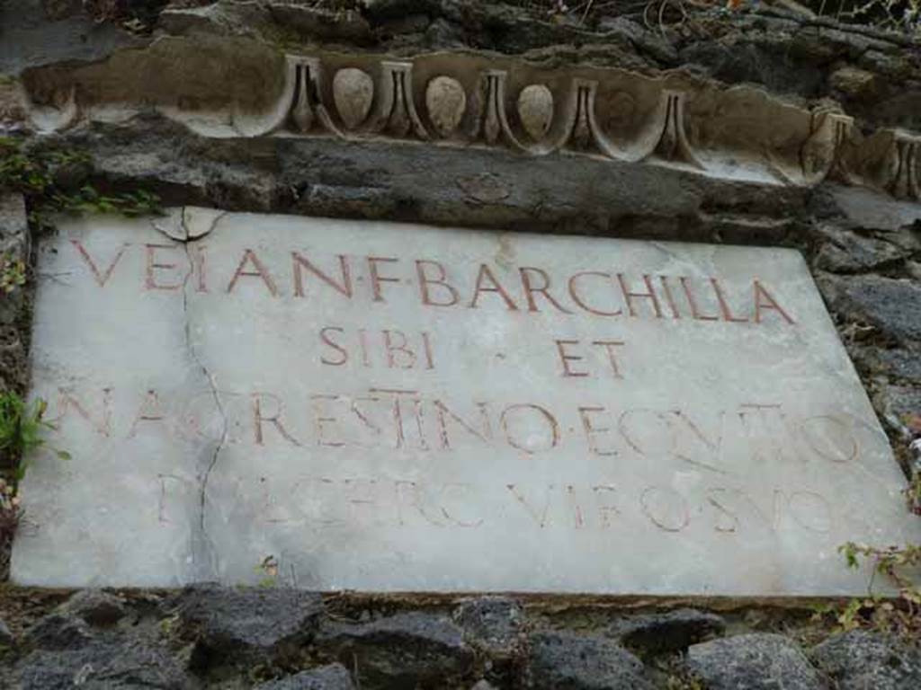 Pompeii Porta Nocera. May 2010. Tomb 3ES, white marble plaque, with decorative stucco above.
The Latin inscription reads:
VEIA N(umeri) F(ilia) BARCHILLA
SIBI ET
N(umerio) AGRESTINO EQVITIO
PVLCHRO VIRO SVO.