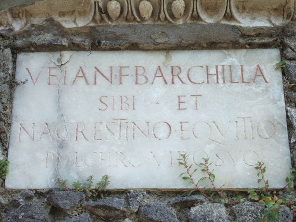 Pompeii Porta Nocera. Tomb 3ES. May 2006.
Marble plaque with Latin inscription:
VEIA N(umeri) F(ilia) BARCHILLA
SIBI ET
N(umerio) AGRESTINO EQVITIO
PVLCHRO VIRO SVO.