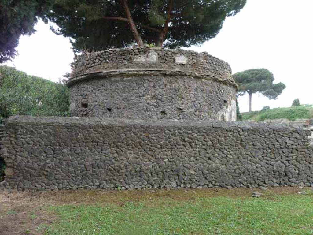 Pompeii Porta Nocera. Tomb 3ES. May 2010. Looking west from east side.