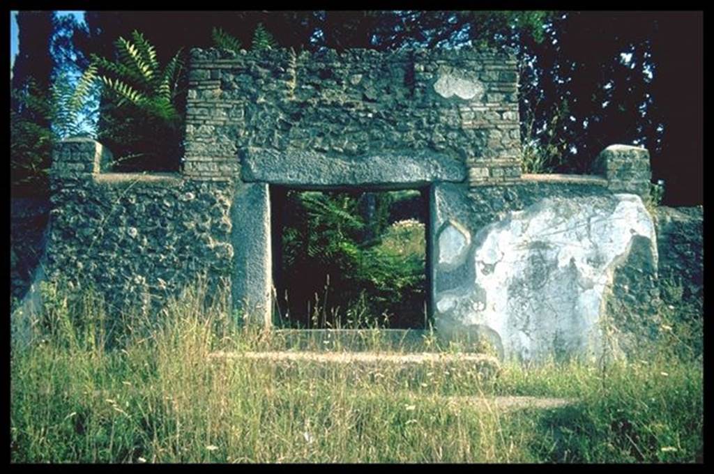 Pompeii Porta Nocera. Tomb 5ES. Looking south to the entrance.
Photographed 1970-79 by Günther Einhorn, picture courtesy of his son Ralf Einhorn.
