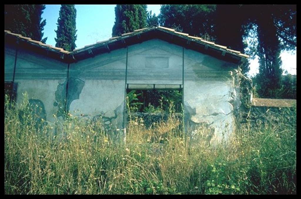 Pompeii Porta Nocera. Tomb 9ES. Looking south to entrance. Photographed 1970-79 by Günther Einhorn, picture courtesy of his son Ralf Einhorn.

