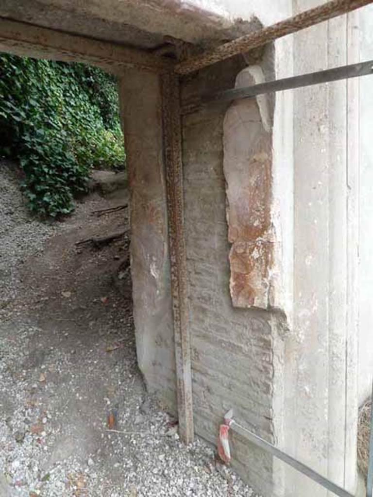 Pompeii Porta Nocera. May 2010. Tomb 19ES. West side of doorway, still full of lapilli.
Behind on the west side are the only other remains, those of an enclosure wall.