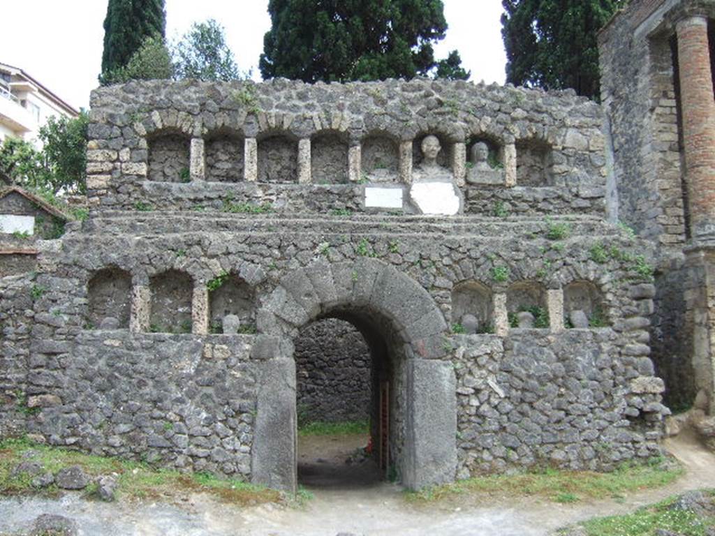 Pompeii Porta Nocera. May 2006. Tomb 7OS. Tomb of Publius Flavius Philoxsenus and Flavia Agathea.
In the corridor about 1.3m from the door the skeleton of a man was found, together with that of a dog, buried by the collapse of the vault.
See D’Ambrosio, A. and De Caro, S., 1983. Un Impegno per Pompei: Fotopiano e documentazione della Necropoli di Porta Nocera. Milano: Touring Club Italiano. (7OS)