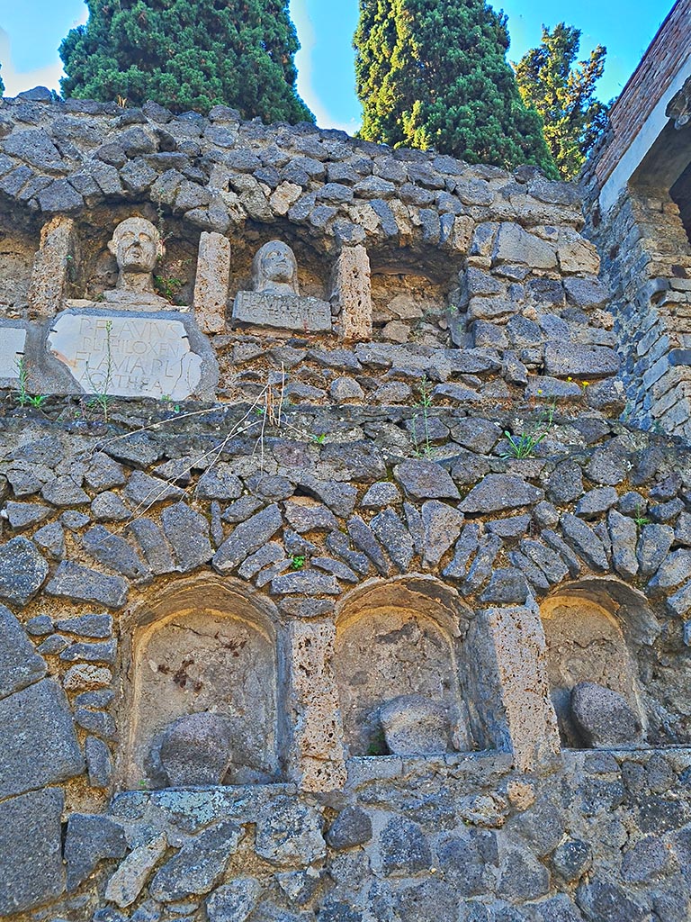 Pompeii Porta Nocera. October 2024.
Tomb 7OS. Looking south towards west side, with busts, plaques with inscriptions and niches.
Photo courtesy of Giuseppe Ciaramella.