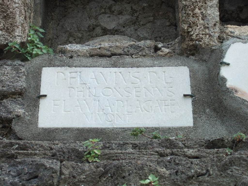 Pompeii Porta Nocera Tomb 7OS. May 2006. Marble plaque with inscription.
P(ublius) FLAVIVS P(ubli) L(ibertus)
PHILOXSENVS
FLAVIA P(ubli) L(iberta) AGAT(h)E(a)
VIVONT.