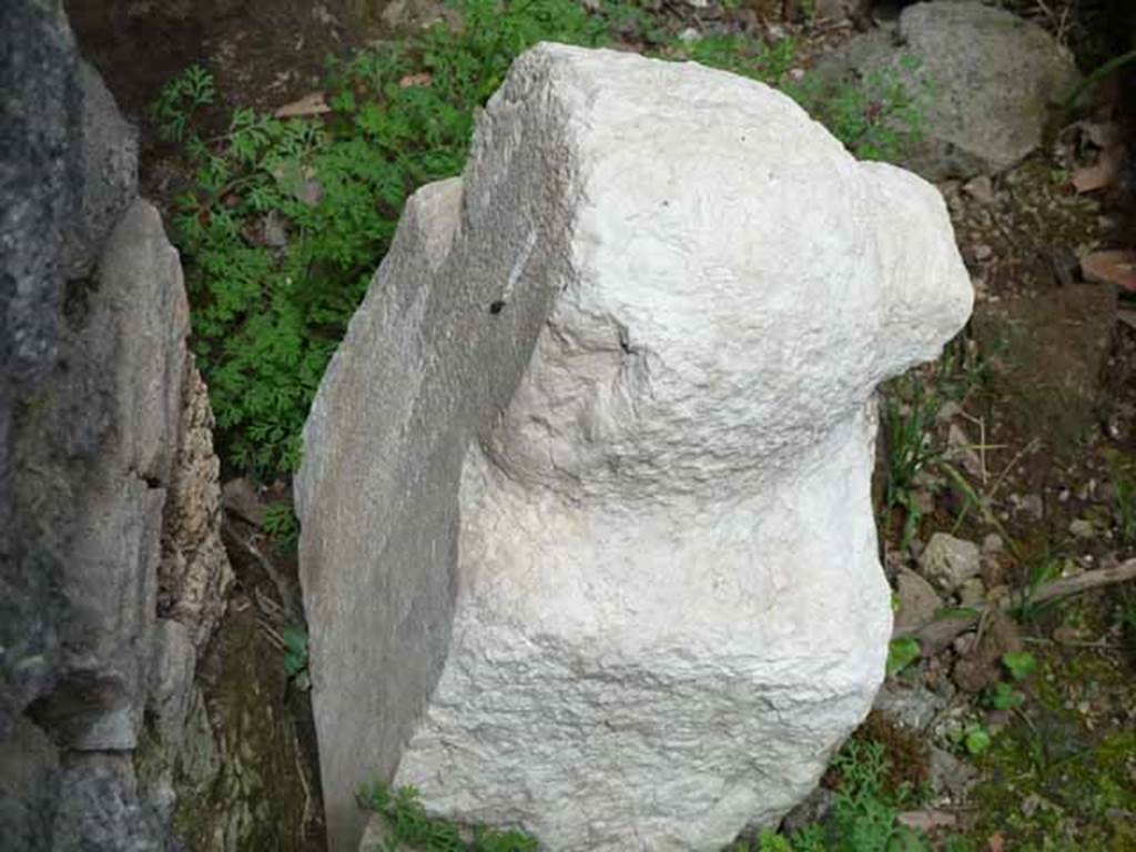 Pompeii Porta Nocera Tomb 19OS at the rear. Columella in white limestone in the shape of a cross.
See D’Ambrosio, A. and De Caro, S., 1983. Un Impegno per Pompei: Fotopiano e documentazione della Necropoli di Porta Nocera. Milano: Touring Club Italiano. (19OS)
