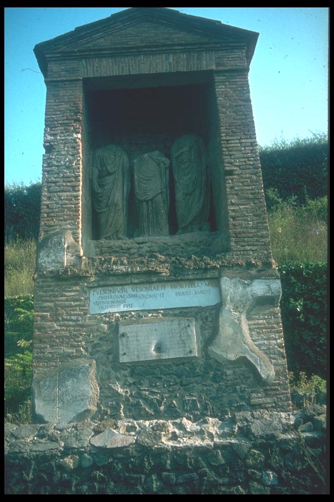 Pompeii Porta Nocera. Tomb 23OS. 
Photographed 1970-79 by Günther Einhorn, picture courtesy of his son Ralf Einhorn.
