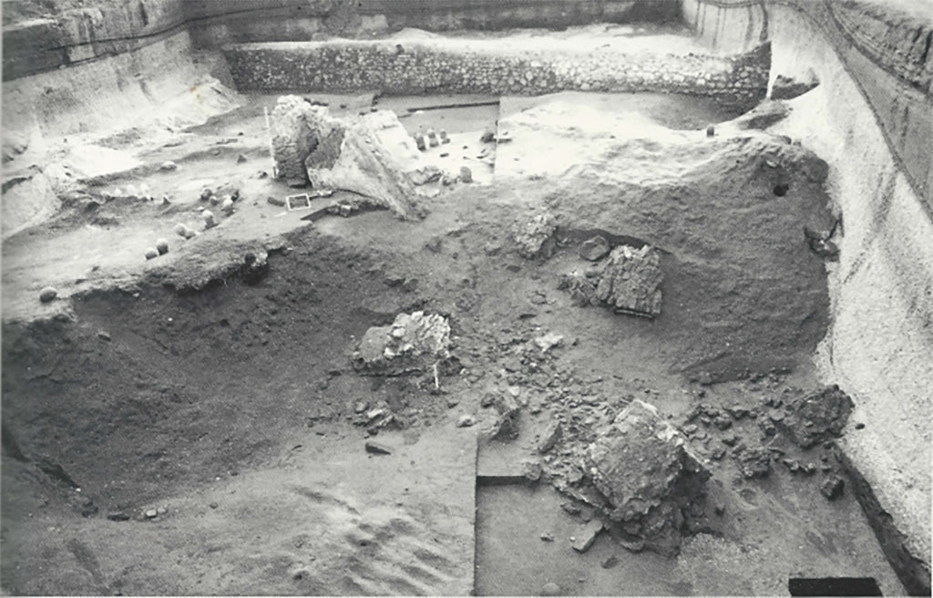 Pompeii Porta Sarno Necropolis. 1998. Necropoli romana presso via Nolana. Area dello scavo.
Roman necropolis near via Nolana. Area of excavations.
See D'Ambrosio A. Scavi e Scoperte nel suburbio di Pompei. Rivista di studi Pompeiani IX, 1998, p. 197, fig. 1.