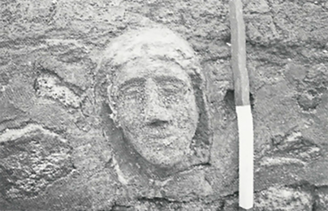 Pompeii Porta Sarno Necropolis. 1998. Necropoli romana presso via Nolana. Testa in tufo di statua funeraria.
Roman necropolis near via Nolana. Tufa head of funerary statue.
See D'Ambrosio A. Scavi e Scoperte nel suburbio di Pompei. Rivista di studi Pompeiani IX, 1998, p. 198, fig. 3.