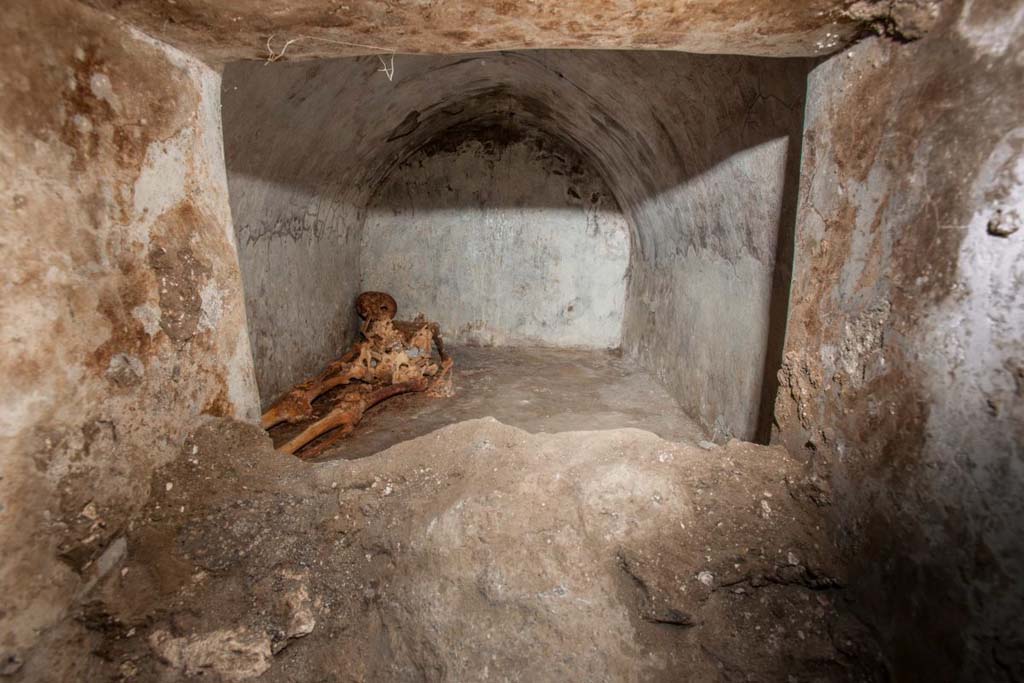 Porta Sarno la tomba di Marcus Venerius Secundio. August 2021. Mummified skeleton in hermetically sealed inner chamber.
No less exceptional than the inscription is the burial of Marcus Venerius Secundio, with one of the best-preserved skeletons ever found in the ancient city.
The deceased was buried in a small cell of 1.6 x 2.4 metres, located behind the main façade
Scheletro mummificato in un ambiente ermeticamente chiuso.
Non meno eccezionale dell'iscrizione risulta la sepoltura di Marco Venerio Secundio.
Si tratta di uno degli scheletri meglio conservati ritrovati nella città antica.
Il defunto fu inumato in una piccola cella di 1,6 x 2,4 metri posta alle spalle della facciata principale.
Photograph © Parco Archeologico di Pompei.