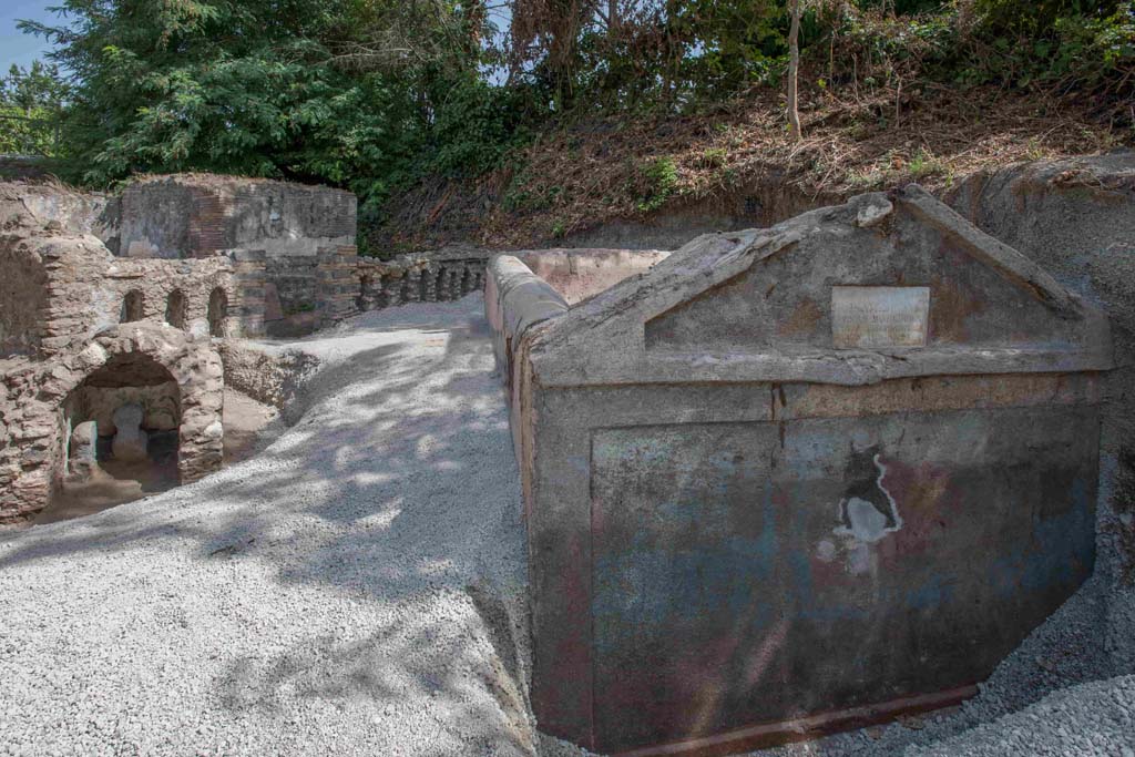 Porta Sarno la tomba di Marcus Venerius Secundio. August 2021. Looking past the front of the tomb to small arched tomb with two cippi.
Guardando oltre la parte anteriore della tomba fino alla piccola tomba ad arco con due cippi.
Photograph © Parco Archeologico di Pompei.