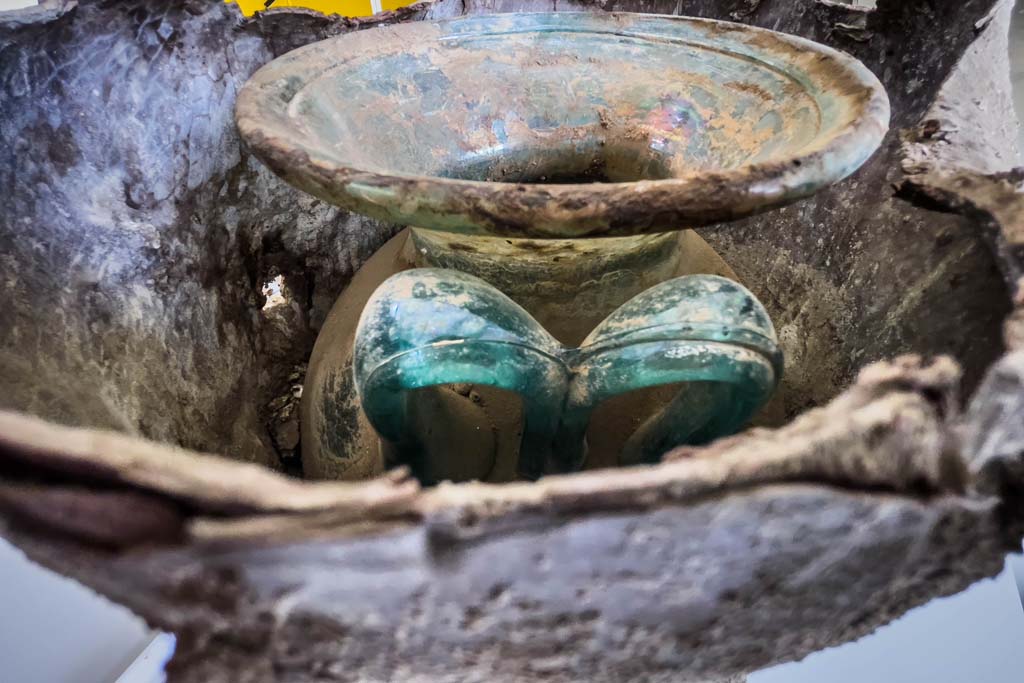 Porta Sarno la tomba di Marcus Venerius Secundio. Tomb of Novia Amabilis. August 2021.
Beautiful glass container belonging to a woman by the name of Novia Amabilis.
La tomba di Novia Amabilis.
Un bellissimo contenitore in vetro appartenente a una donna di nome Novia Amabilis.
Photograph © Parco Archeologico di Pompei.