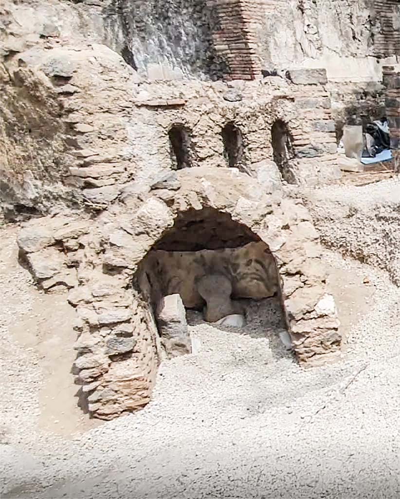 Porta Sarno la tomba di Marcus Venerius Secundio. August 2021. Arched tomb with two cippi.
There appear to be painted plants on the plaster walls inside the tomb.
Tomba a volta con due cippi.
Sembra che ci siano piante dipinte sulle pareti intonacate all'interno della tomba.
Photograph © Parco Archeologico di Pompei.